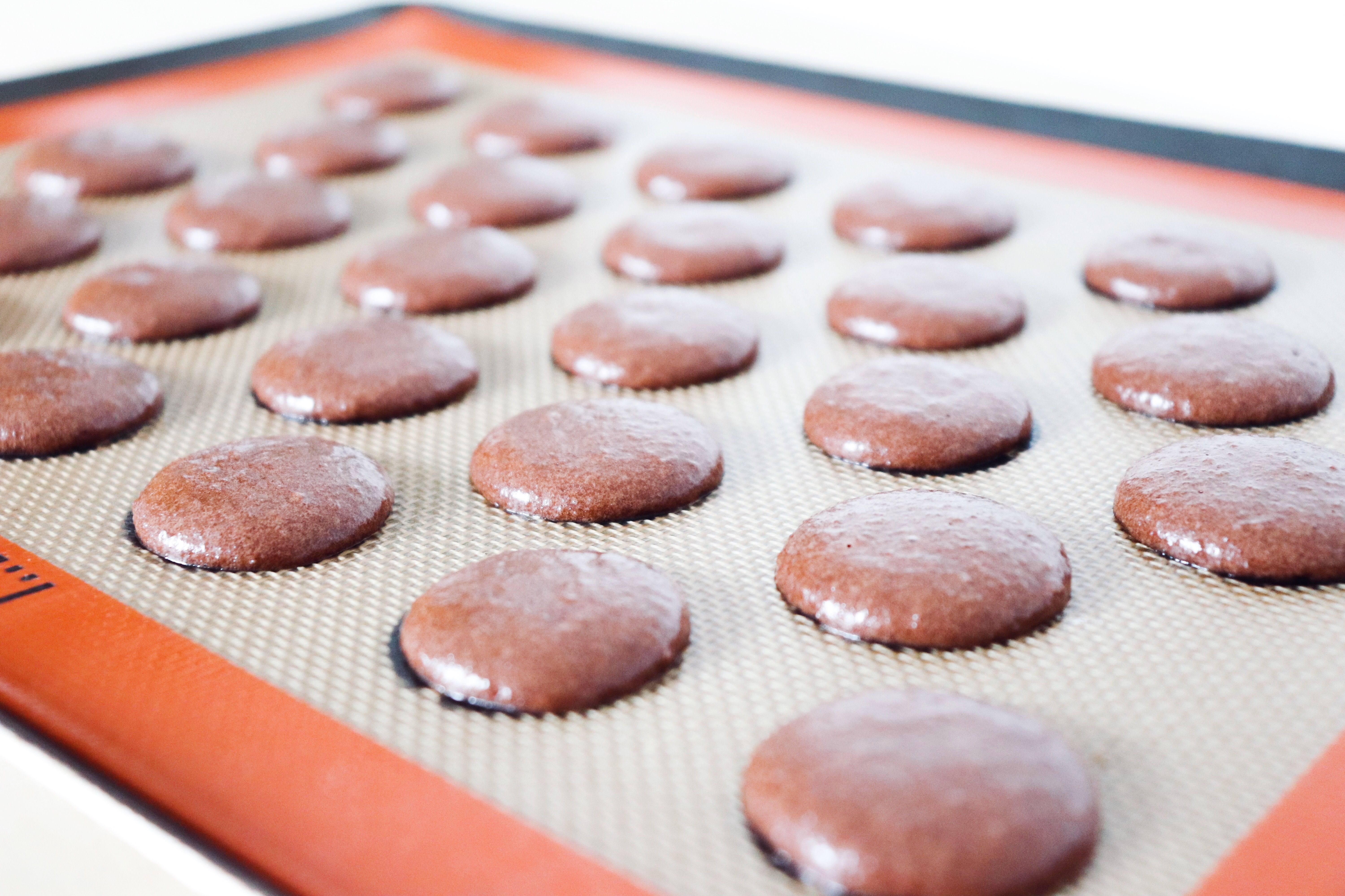 macarons kinder ustensiles de pâtisserie léa patisseries inspirées